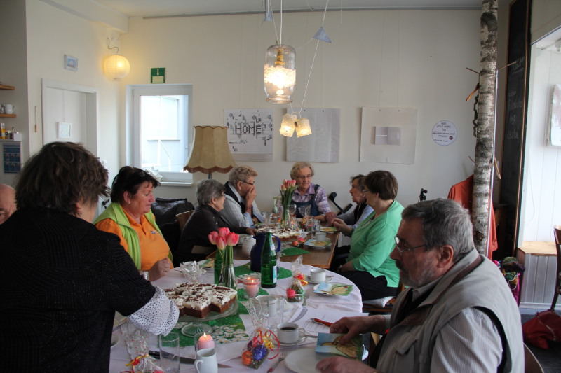 Geselliges Beisammensein im Café Lebensnah